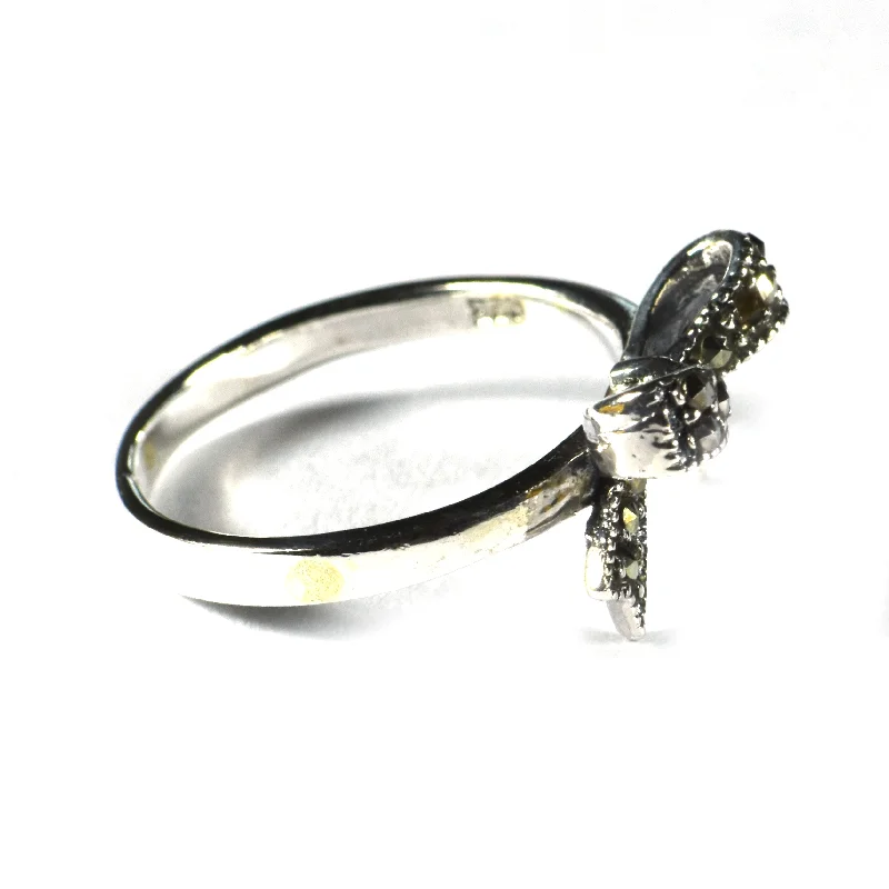 Bow silver ring with marcasite